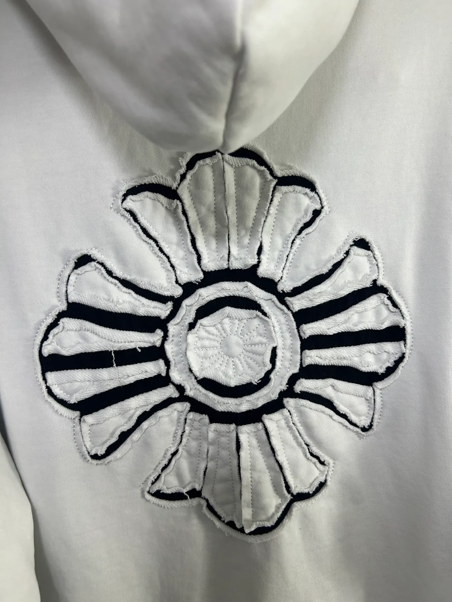 P310 𝗖𝗵𝗿𝗼𝗺𝗲 𝗛𝗲𝗮𝗿𝘁𝘀/Cro Heart 2025 Cross Patch Embroidery Summer New Original Single Counter American Acid Washed Distressed Laser Burnt Patch Embroidery Couple Casual Hooded Sweatshirt 👑The highest version! Customized fabric 440g tripe terry fabric! American acid-washed and distressed original fabric laser burnt ✟appliqué embroidery and exquisite embroidery of letters! The best-selling model at the counter. It is very comfortable to wear. It is low-key yet luxurious. It is very classy when worn. The large size and tailoring are needless to say. The upper body is exquisite and vivid. 👍High-end first-class materials. A truly palace-level product. The cotton from Turkey is of outstanding quality. After heavy washing, the clothes are very soft! Not picky, the upper body is absolutely stylish and extremely luxurious. Auxiliary materials: The original model has been authenticated and labeled ➕100% silk washed with water label. Genuine purchase-grade original hangtag➕matching hanging rope➕3D hanging beads➕original packaging bag. Craftsmanship: The original version has consistent wiring! The highest version of the armhole matching technique! Countless times of pattern making to 100% restore the original appearance! The correct version is the same for men and women, super eye-catching, super good-looking, and super atmospheric! Color: White Black Royal Blue Size, XS S M L